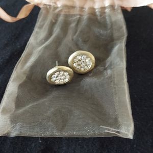 Rhinestones in gold Pierced